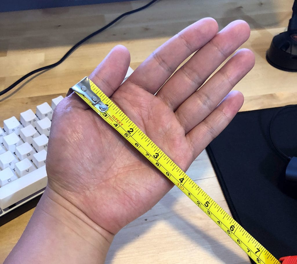 https://thegamingsetup.com/wp-content/uploads/2018/07/measuring-hand-width-1024x911.jpg