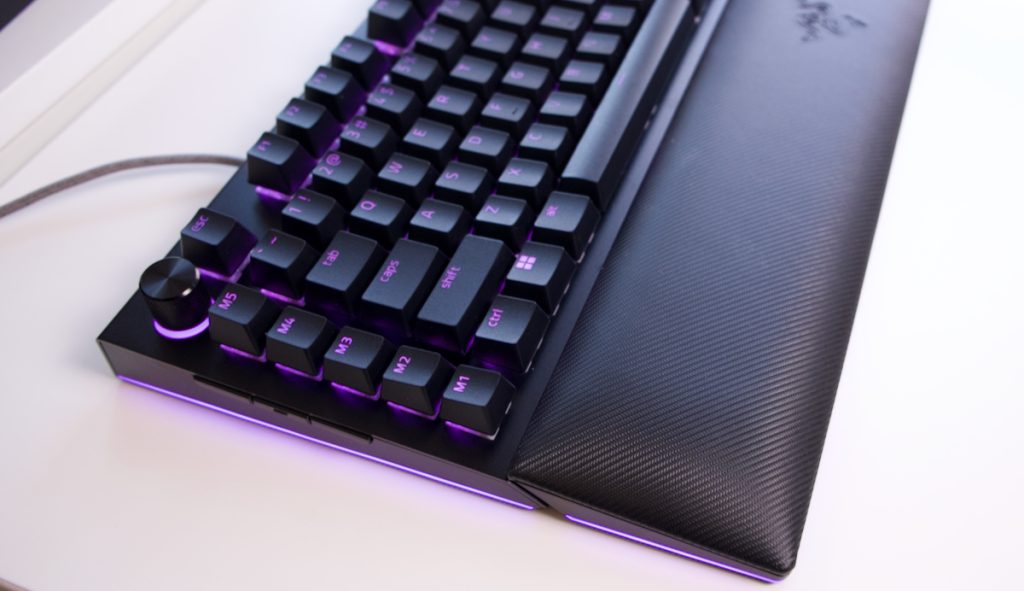 Razer BlackWidow v4 Pro - Side shot